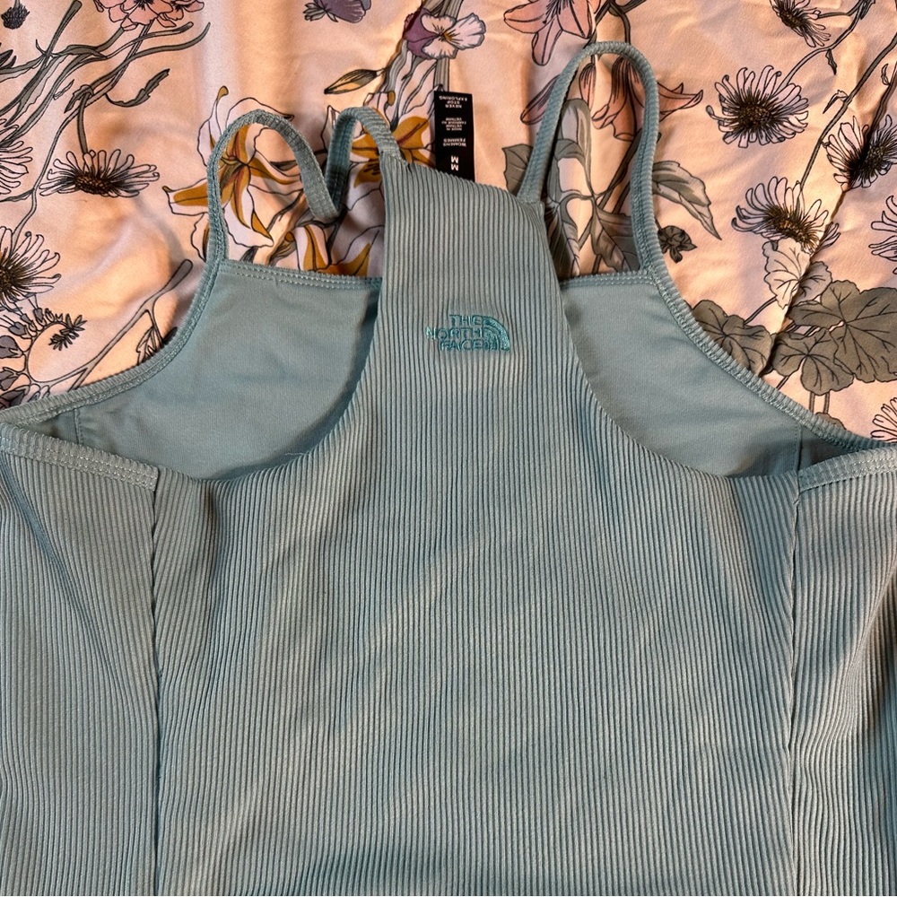 NWTs size medium The North Face workout tank - Picture 3 of 7
